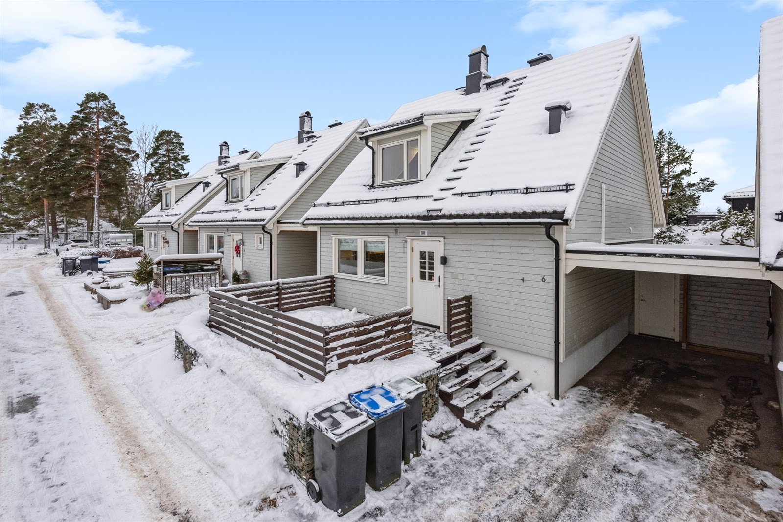 Carport med adkomst til bod. Galleribilde