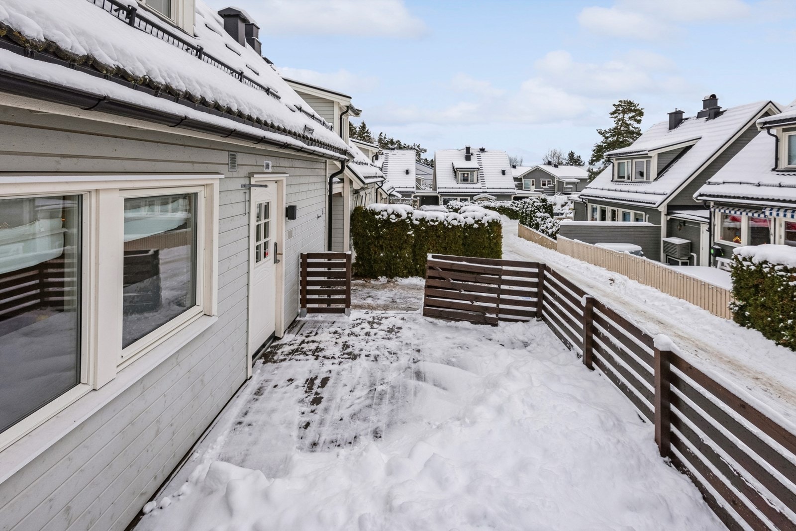 Terrassen ved inngangen vender mot øst, med morgen- og formiddagssol. Galleribilde