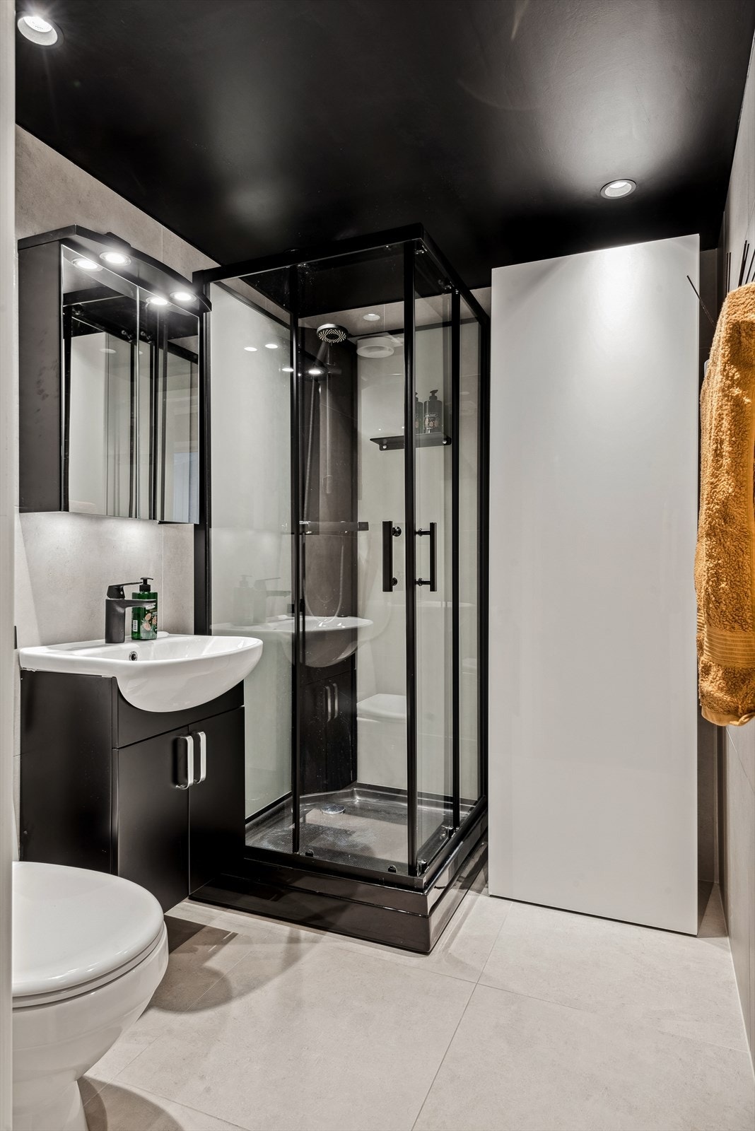 Det stilfulle badet ligger i 2. etasje. Galleribilde