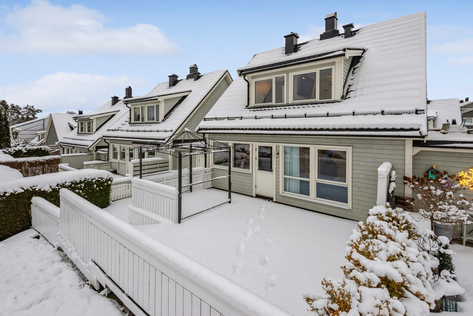 Fra stuen er det utang til en stor, vestvendt terrasse. Galleribilde