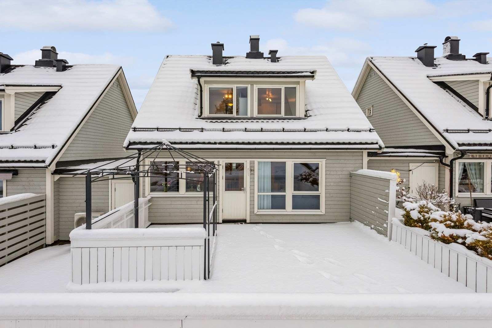 Terrassen er på ca. 62 kvm med ettermiddags- og kveldssol. Galleribilde