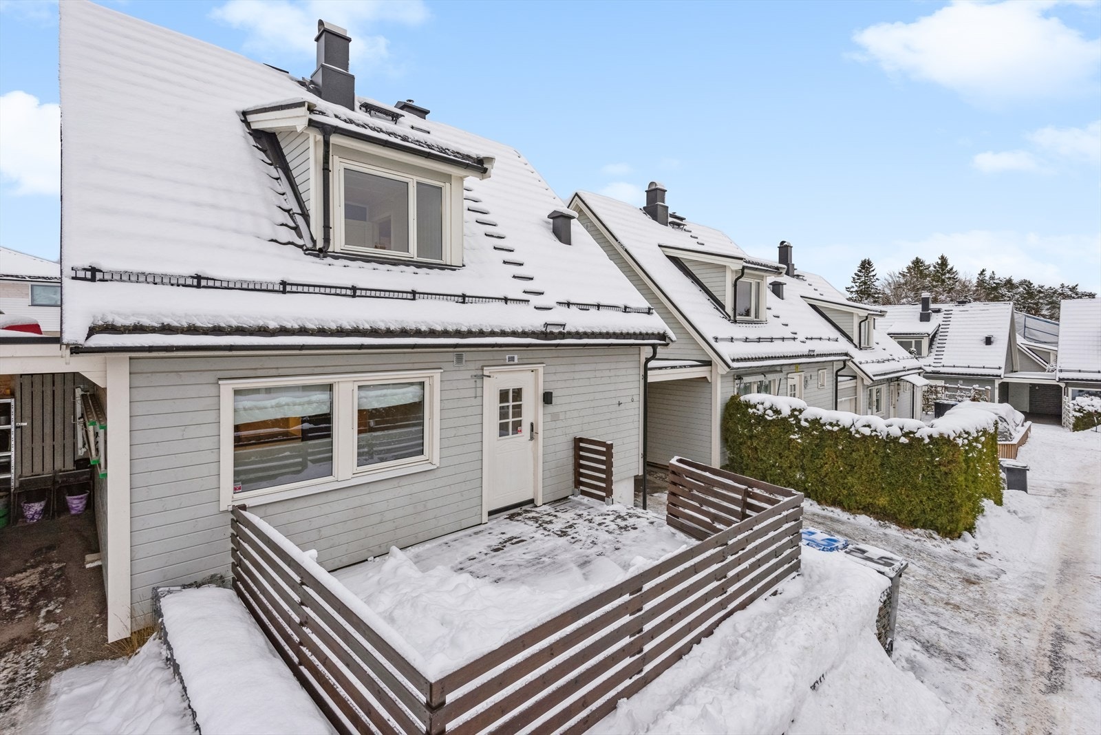 Ved inngangspartiet er det en solrik terrasse på ca. 18 kvm. Galleribilde