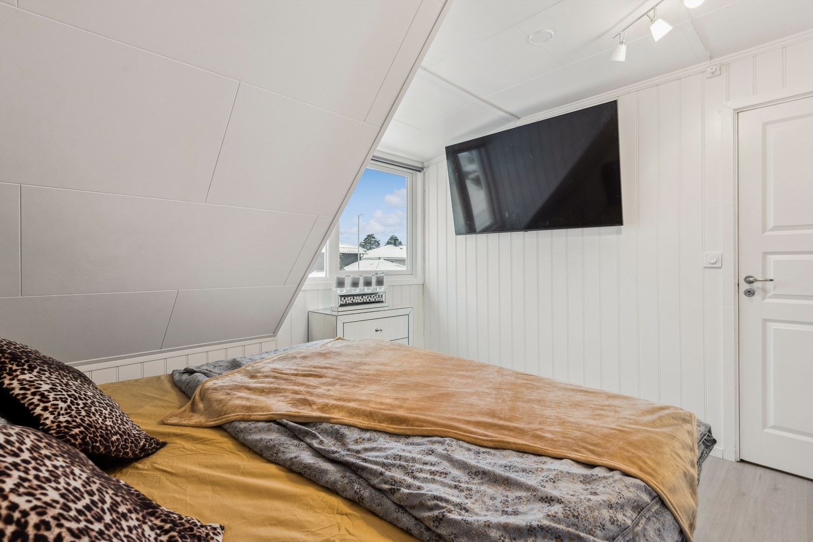 Soverom I. På dette soverommet er det et stort garderobeskap med skyvedører. Galleribilde