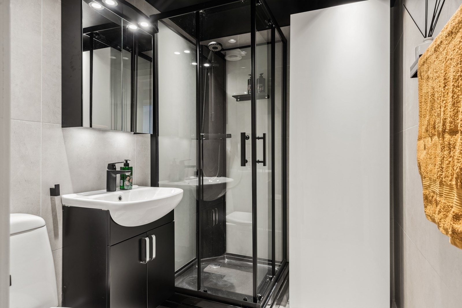 Badet ble oppgradert med nye fliser på gulvet (flis-på-flis), og har en ny innredning fra 2022. Galleribilde