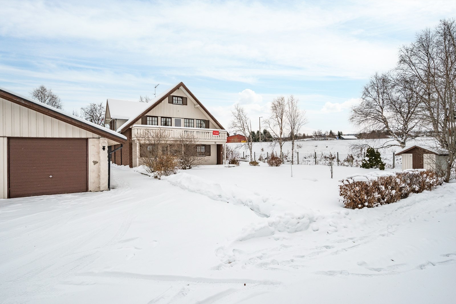I tillegg til boligen har man halvparten av en dobbelgarasje som deles med naboen. Garasjen har god plass til en bil samt lagring i bakkant (totalt 30 kvm). Galleribilde