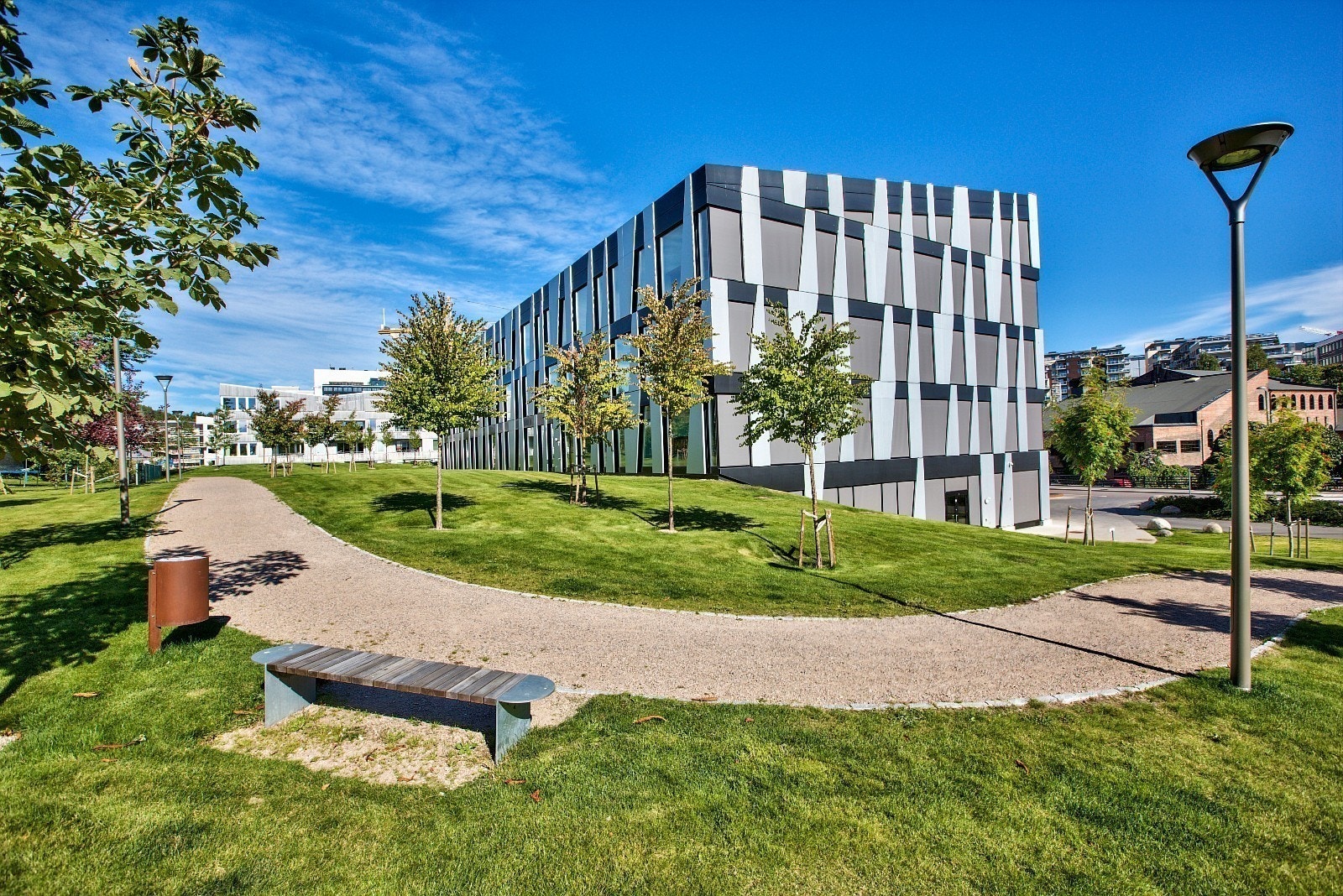 Flotte grøntarealer i bakhagen til bygget Galleribilde