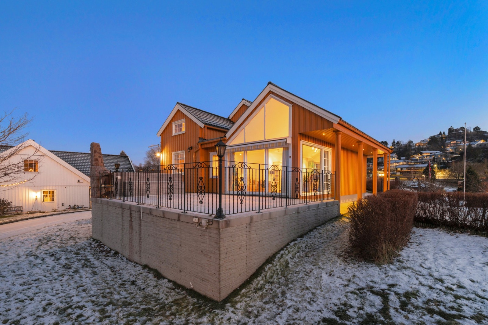 Stort og pent opparbeidet uteområde. Galleribilde