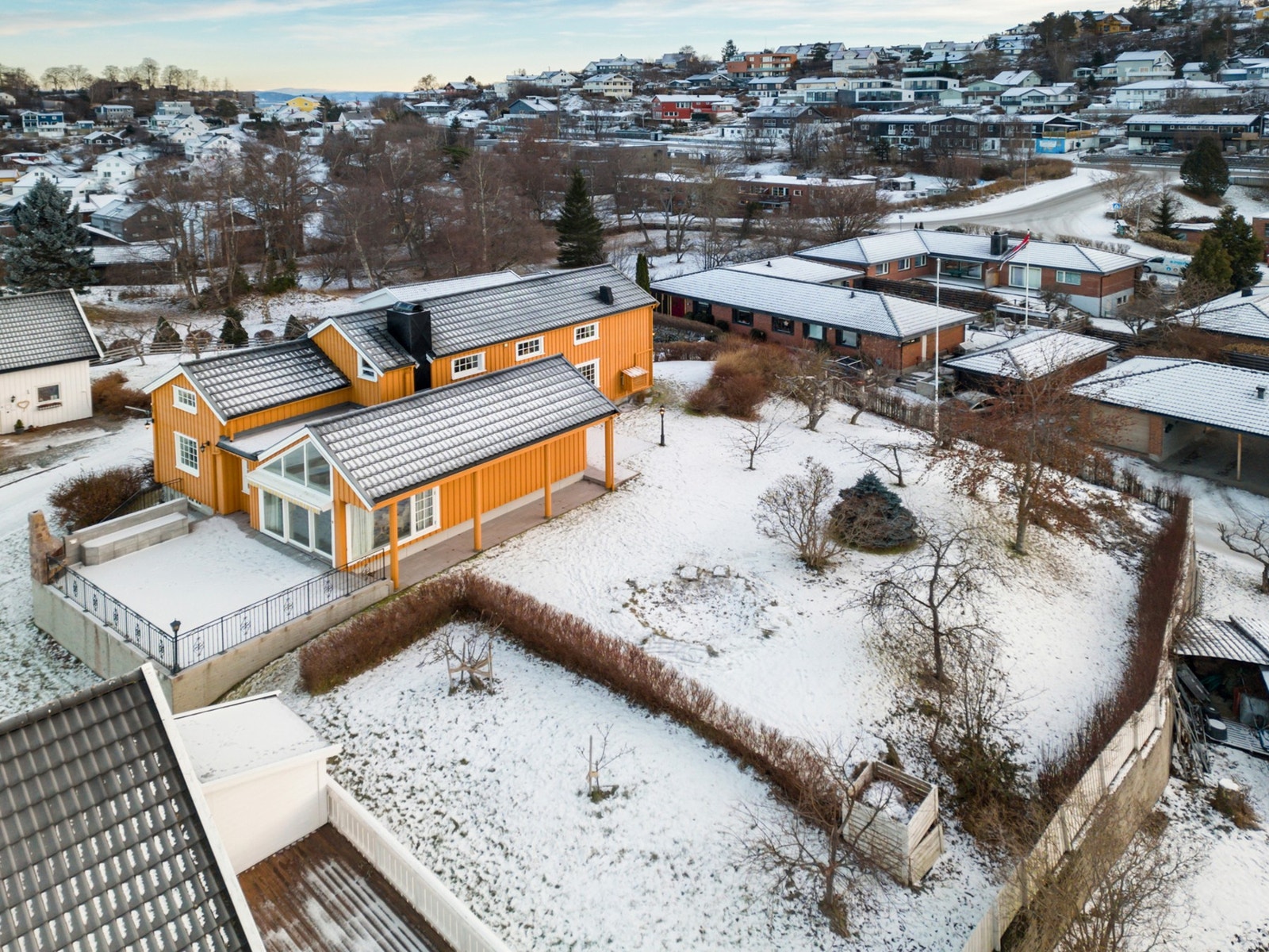 Eiendommens flotte uteområde gjør at du har gode solforhold fra morgen til kveld. Galleribilde