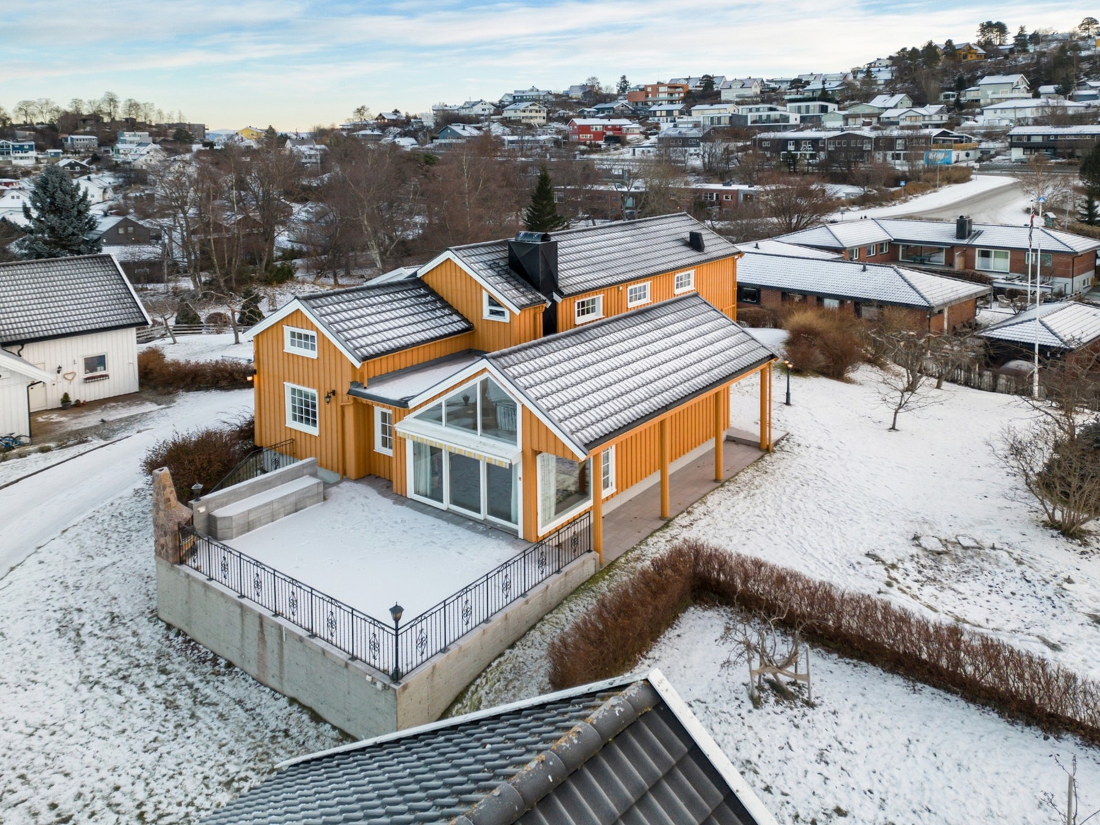 Sjelden og unik enebolig med sjøutsikt beliggende i Saksvik. Galleribilde