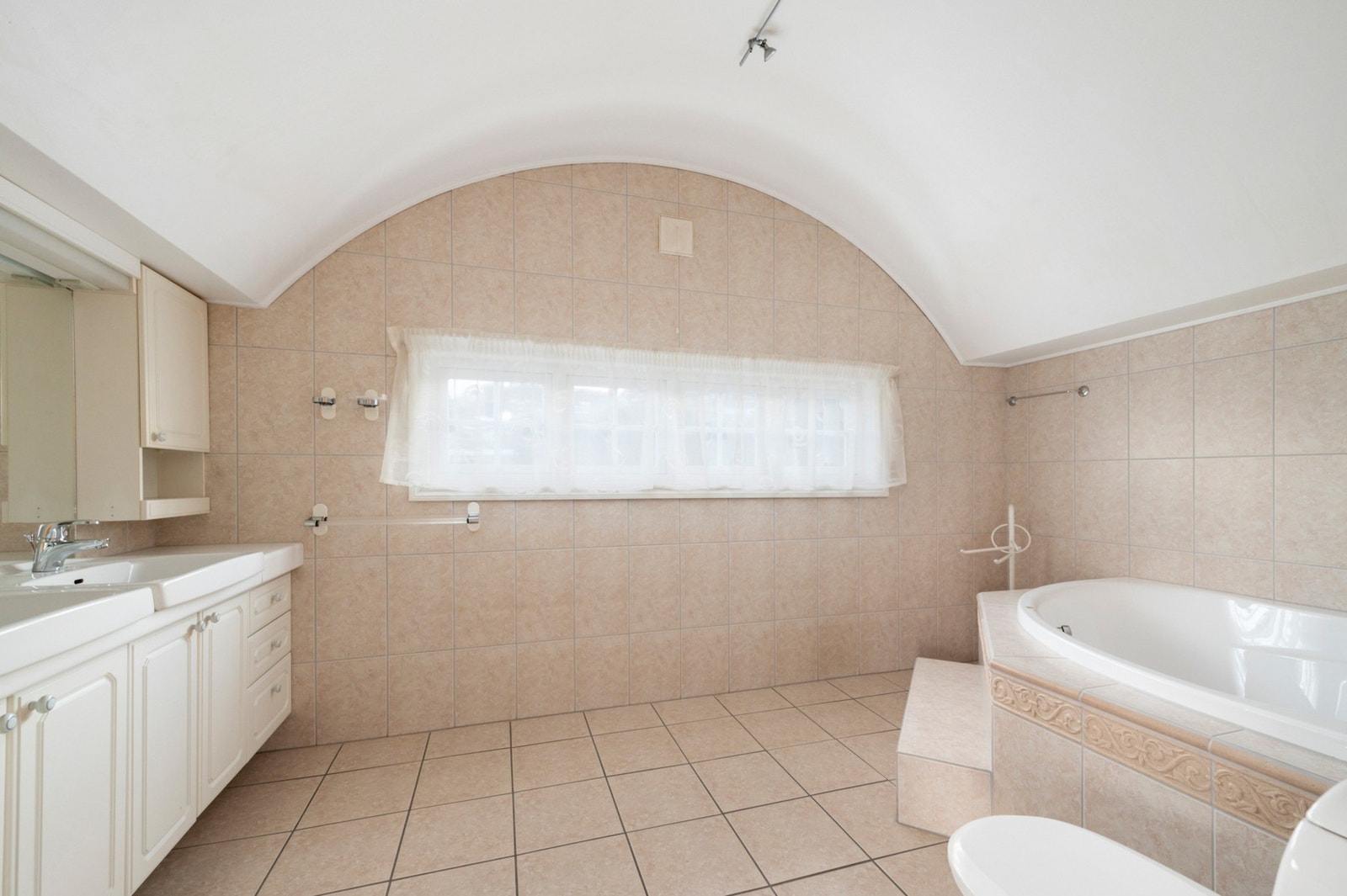 Badet er utstyrt med innebygd badekar og har gulvvarme som varmekilde. Galleribilde