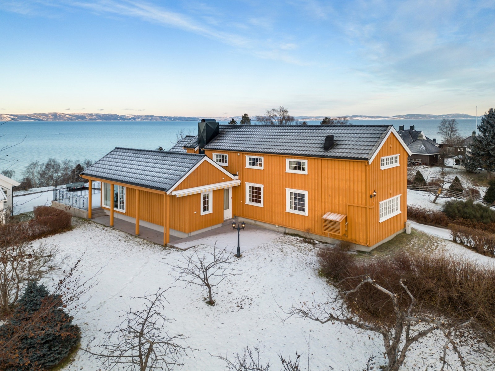 Meget spennende eiendom med sjeldent god beliggenhet ved sjøen! Galleribilde