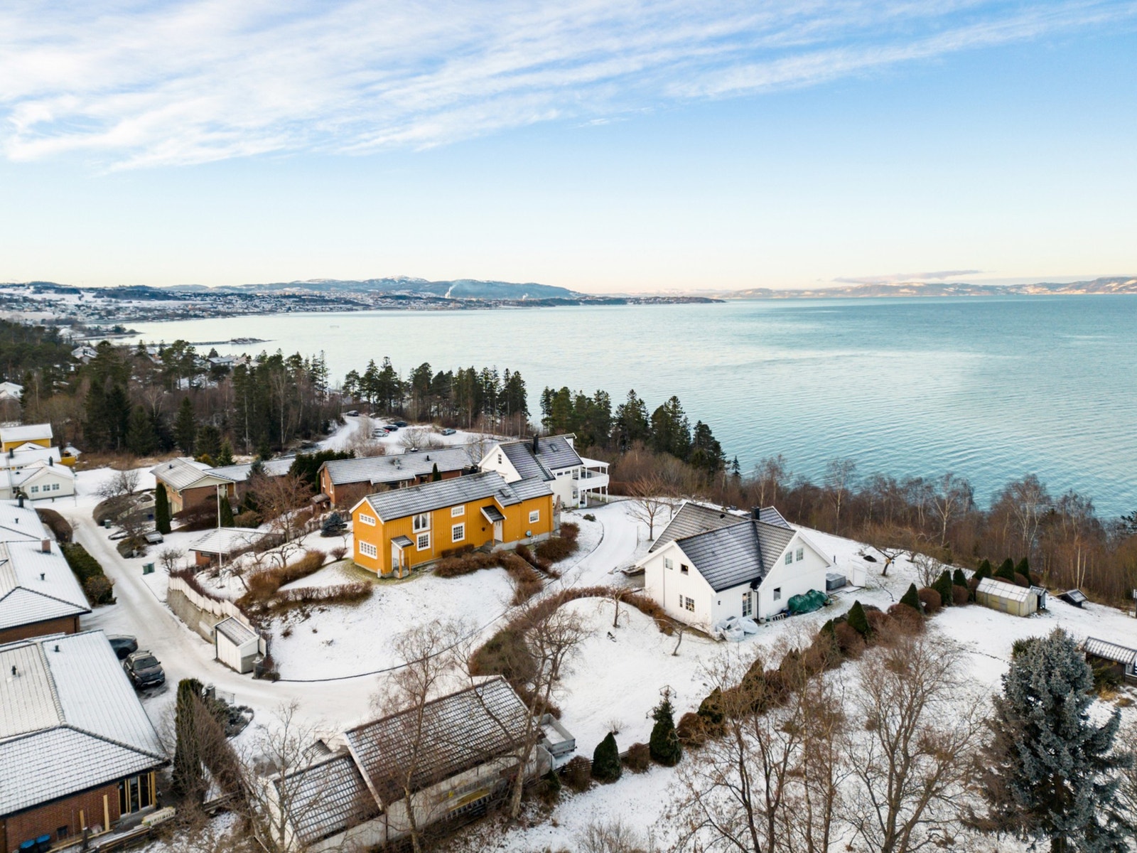 Eiendommen ligger på et høydedrag som gjør at man har panoramautsikt over Trondheimsfjorden! Galleribilde