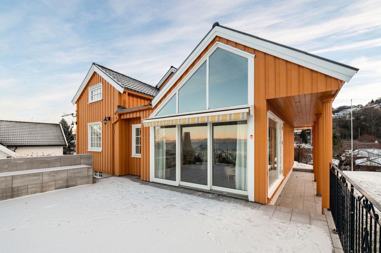 Store vinduer som gir god utsikt og godt med lysinnslipp. Galleribilde