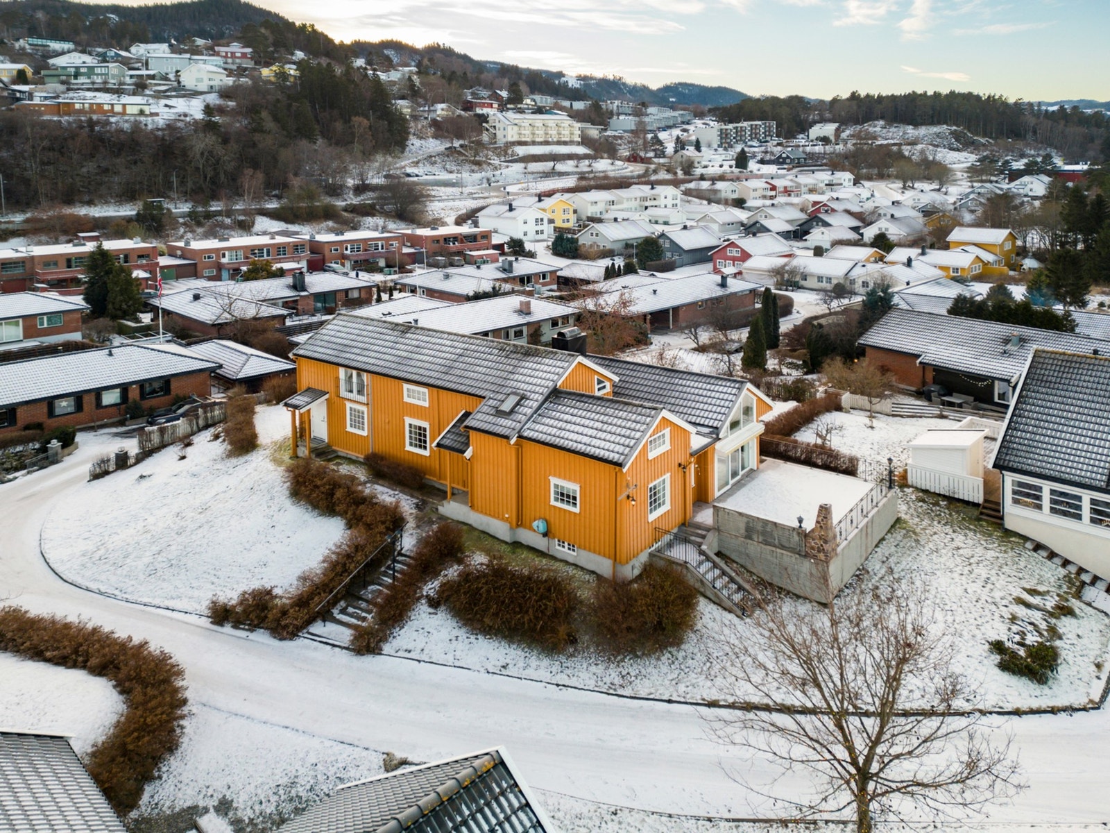 Sjelden mulighet til å sikre seg en særegen og spesiell eiendom, beliggende på Nedre Sjølyst med kort vei til sjøen, barnehager, skole, butikk, lekeplasser og gode bussforbindelser. Galleribilde