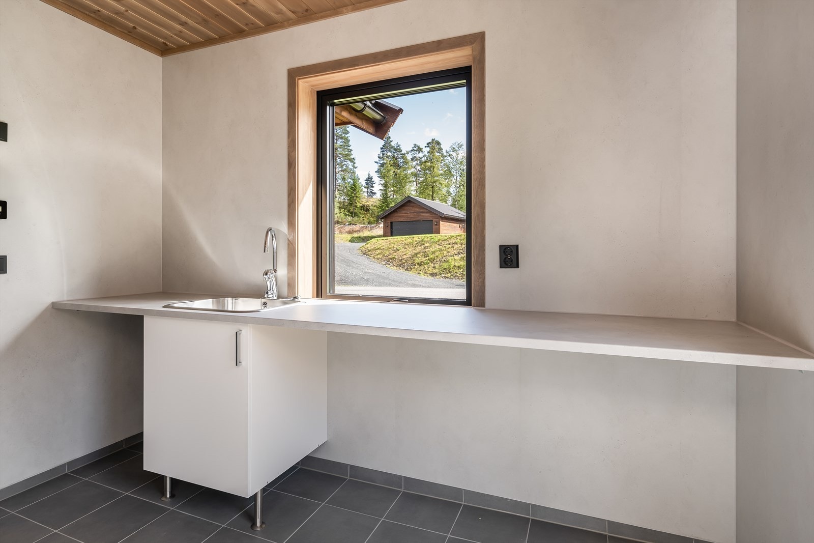 Innredning med god benkflate og nedfelt utslagsvask, hvor det er fin plass for vaskemaskin og tørketrommel under benken. I tillegg til at det er et underskap for oppbevaring. Varmtvannsbereder og aggregat for balansert ventilasjon er også i rommet. Galleribilde