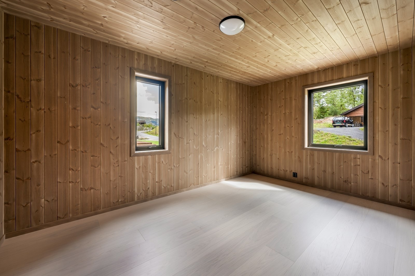 Boligen har hele fire soverom med god plass. Her er det Bjelin herdet tregulv, beiset trepanel på vegger og i himlinger. Plass for garderobeløsninger om ønskelig. Galleribilde