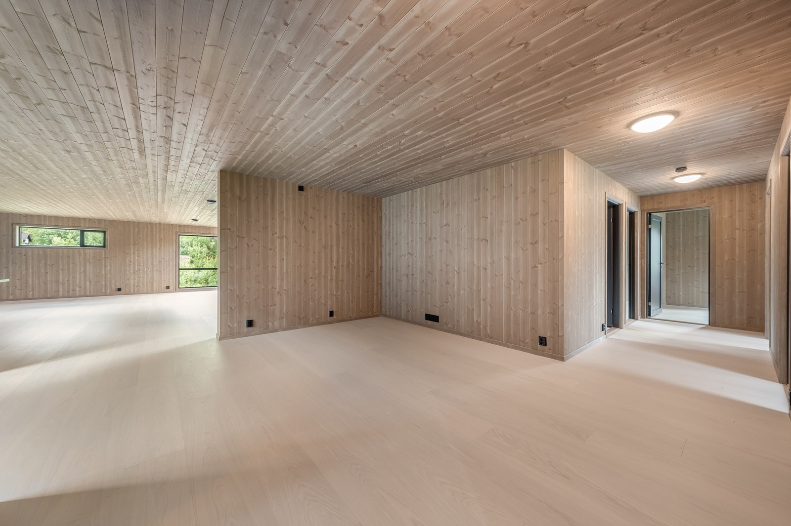Mot stuen og den åpne kjøkkenløsningen og mot soveromsgang med baderom. Galleribilde
