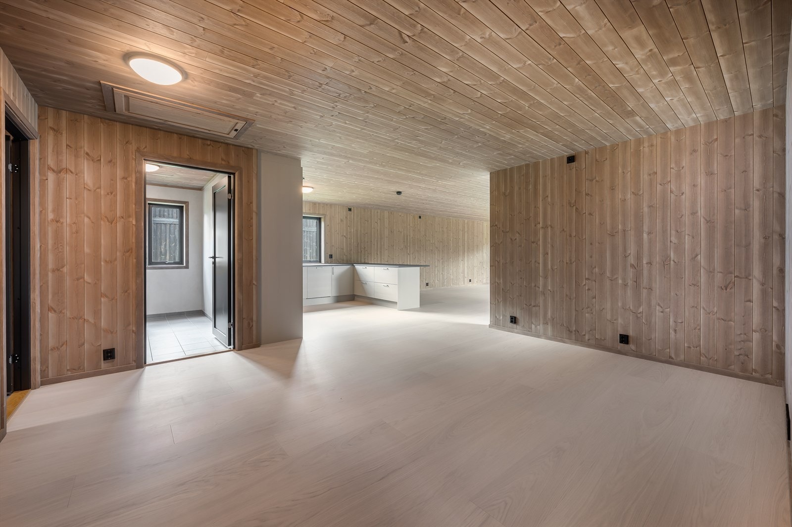 Det er vannbåren varme i alle rom, som gir en behagelig innetemperatur. Boligen har også balansert ventilasjon. Galleribilde