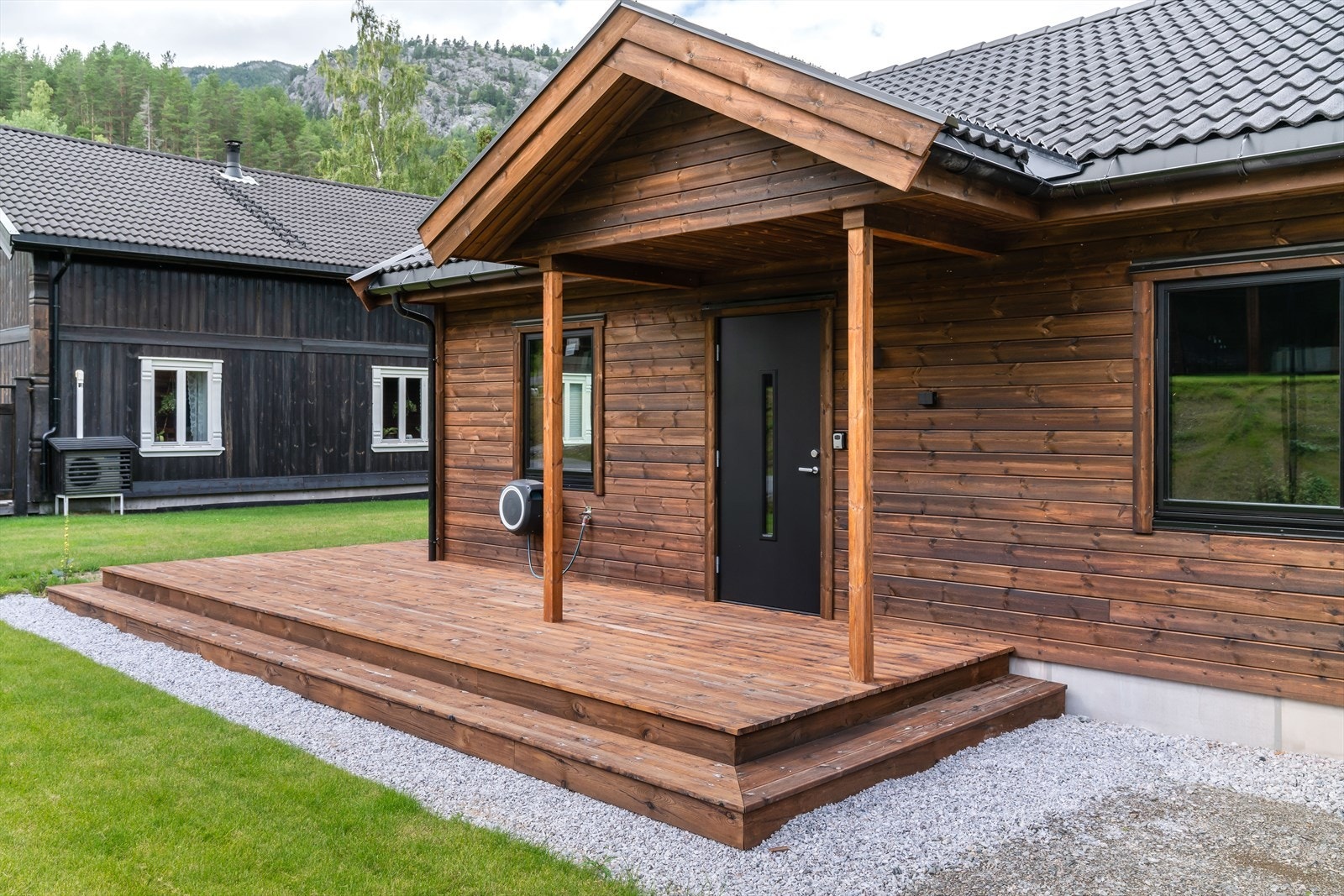 Pent overbygget inngangsparti som ligger i tilknytning til den sørvestvendte terrassen til huset. Galleribilde
