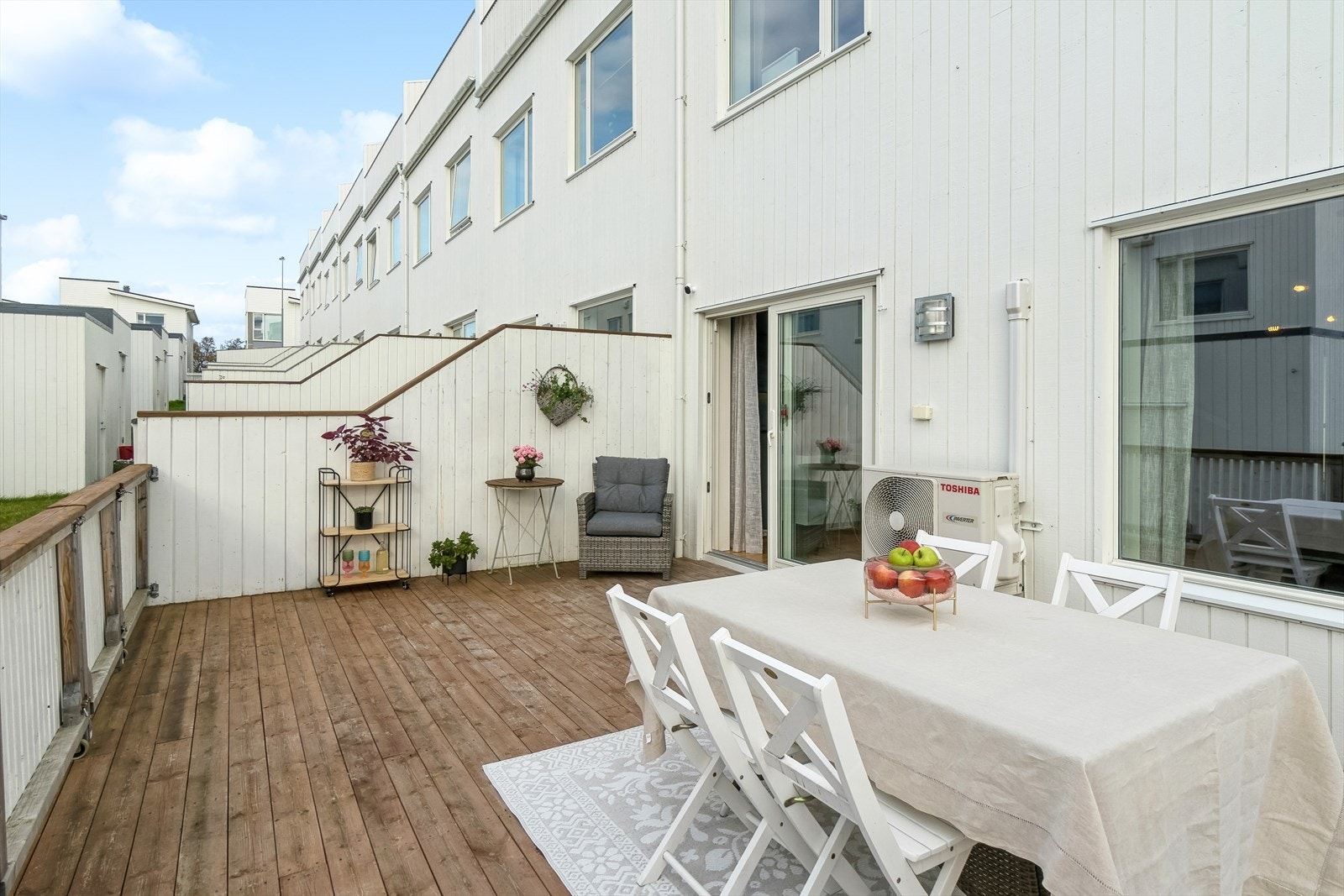 Terrassen har god plass til utemøbler. Gode solforhold kan nytes her hele ettermiddagen på sommeren. Galleribilde