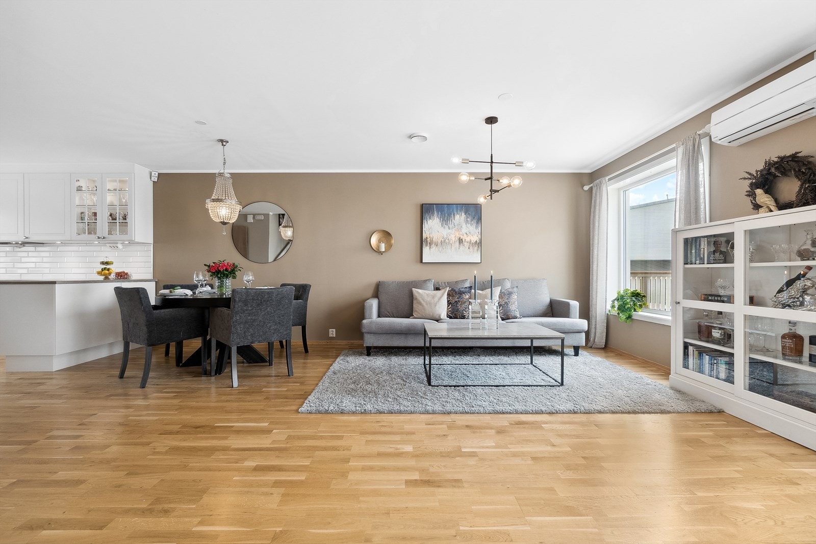 Stuen har store vindusflater som gir mye naturlig lysinnslipp og bidrar til en behagelig romfølelse. Fra stuen er det utgang til en solrik og hyggelig terrasse. Galleribilde