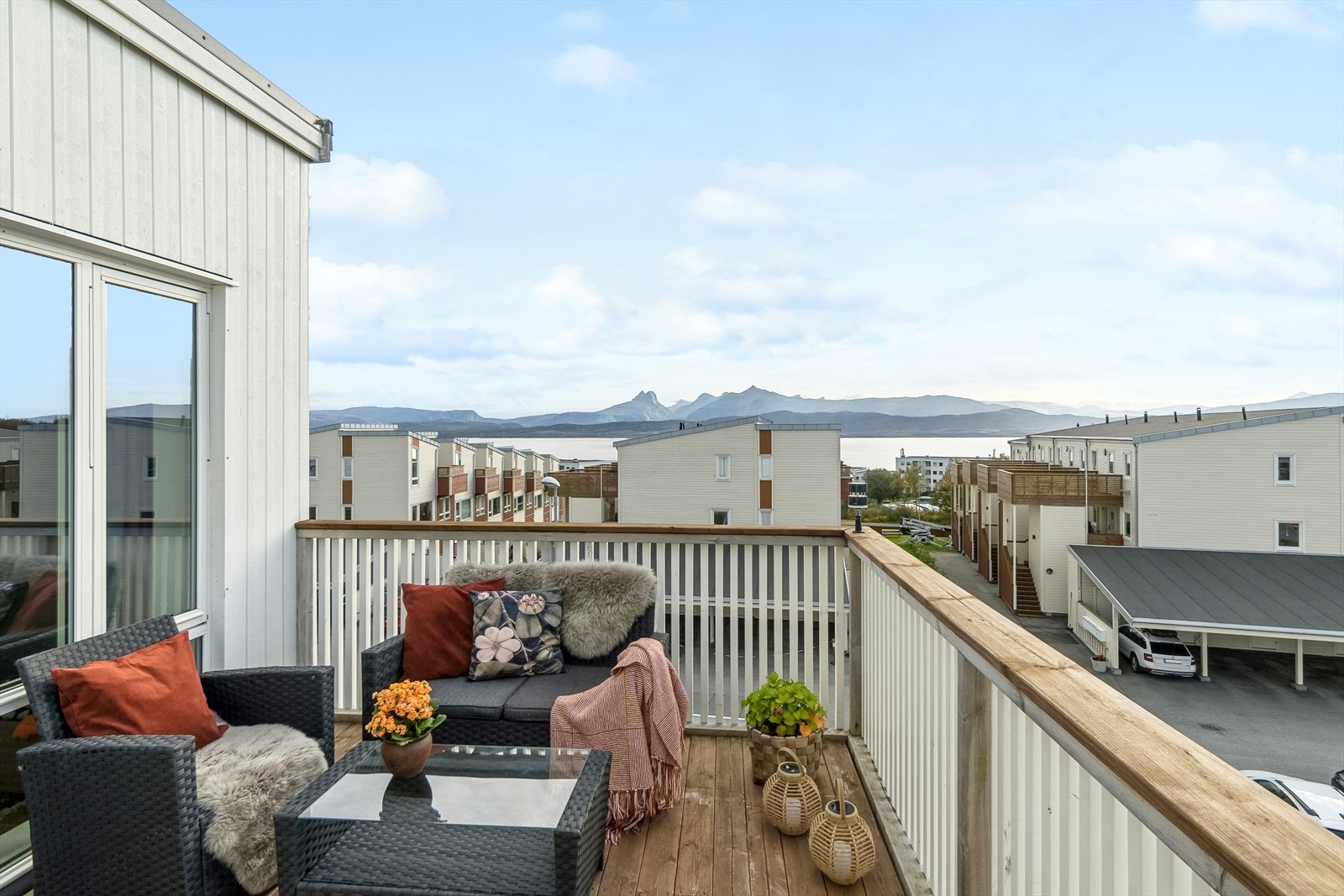 Fra terrassen har du utsikt mot Saltfjorden og videre mot de vakre Børvasstindan. Galleribilde