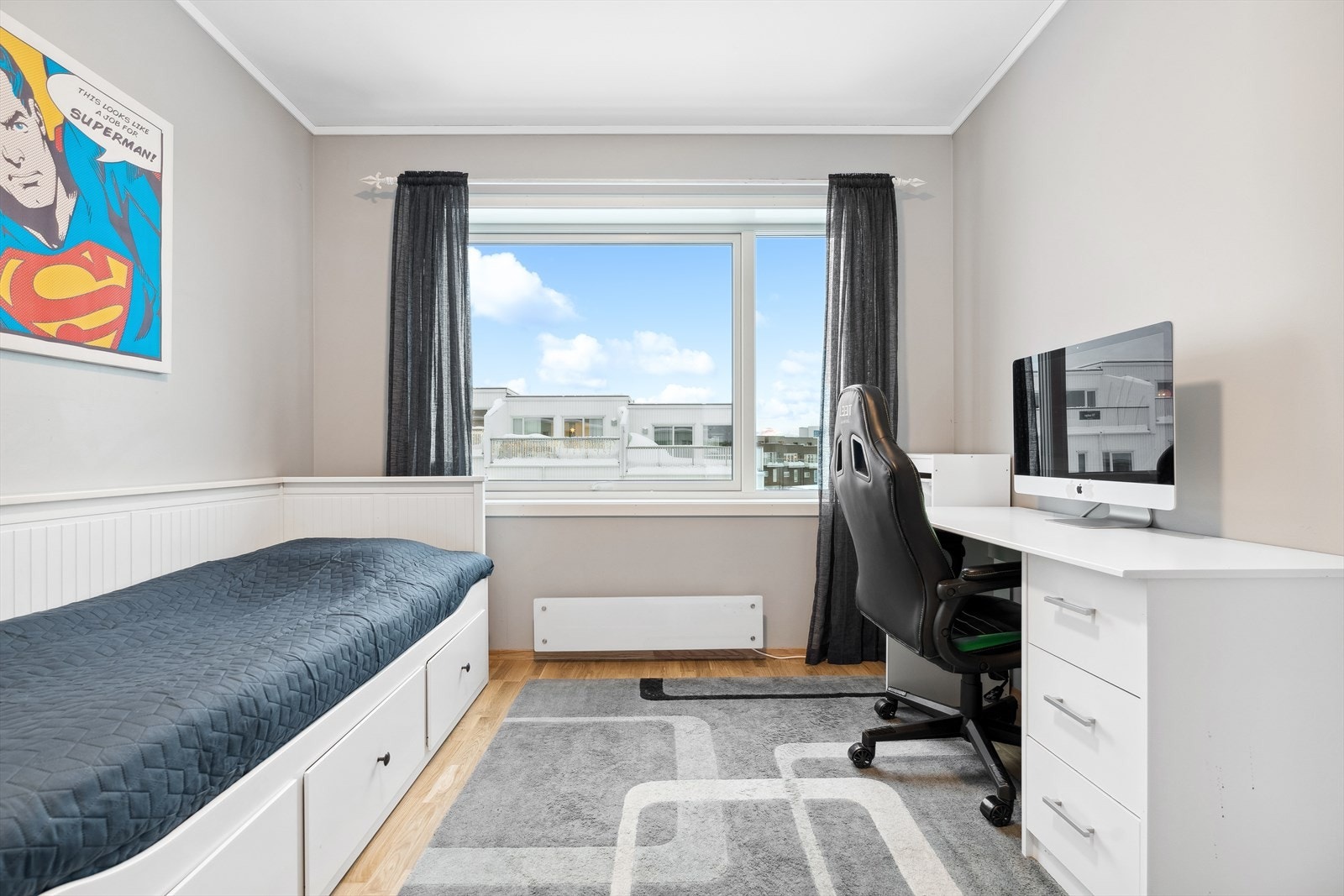 Soverom i tredje etasje med god plass til seng og møblement. Galleribilde