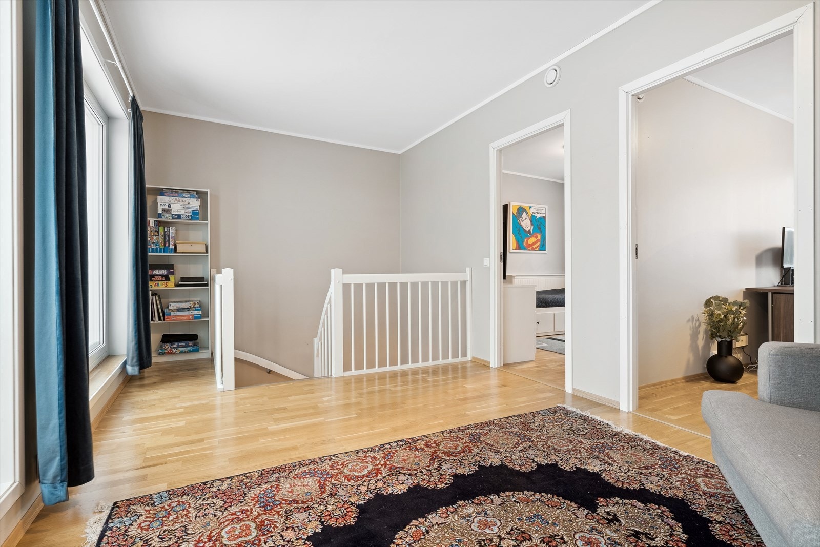 Tredje etasje består av en loftstue med utgang til terrasse, soverom samt en bod som benyttes som kontor. Galleribilde