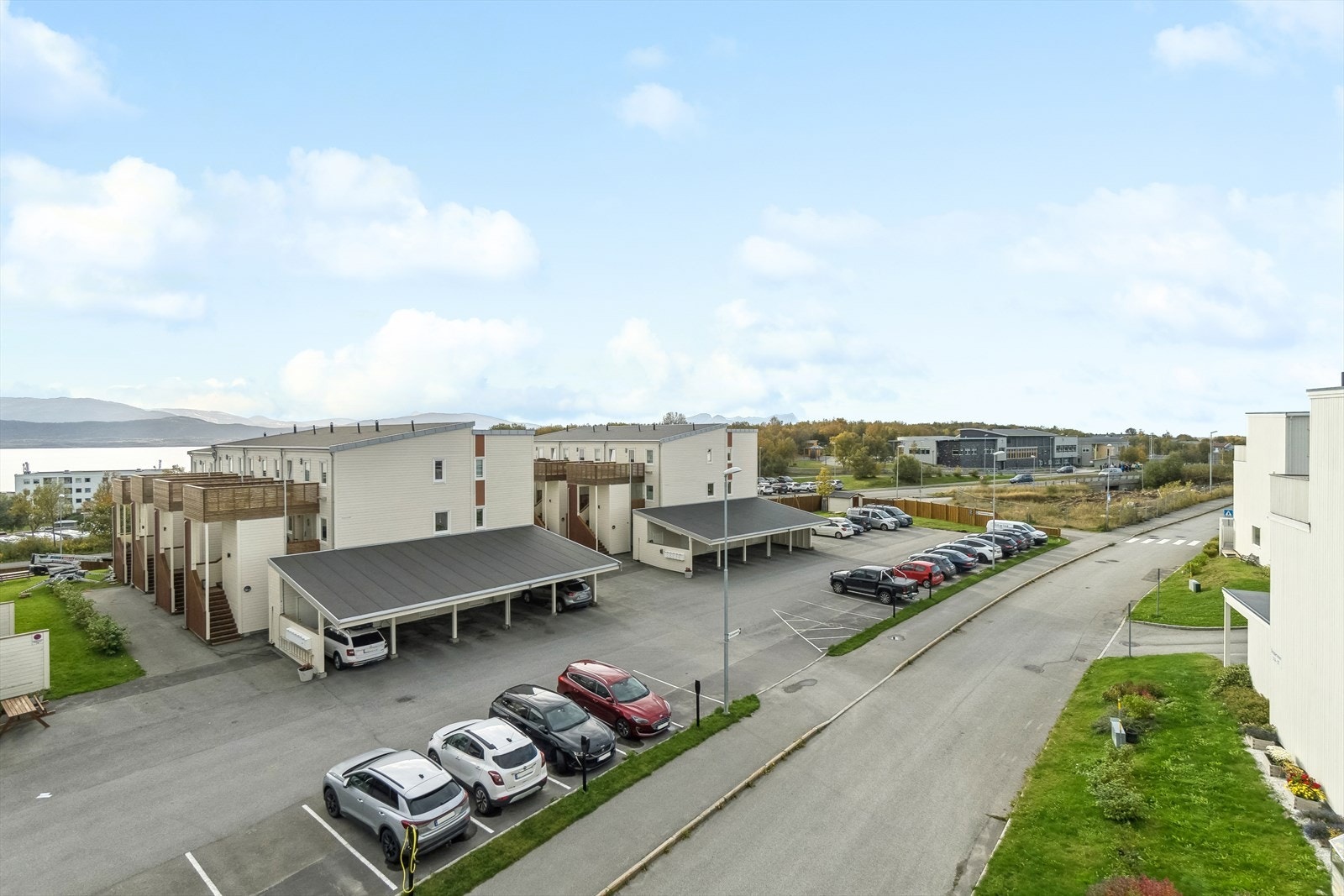 Fra boligen er det kort vei til både barnehage, barneskole og lekeplasser. Flotte naturområder finnes også i området. Velkommen til en hyggelig boligopplevelse! Galleribilde