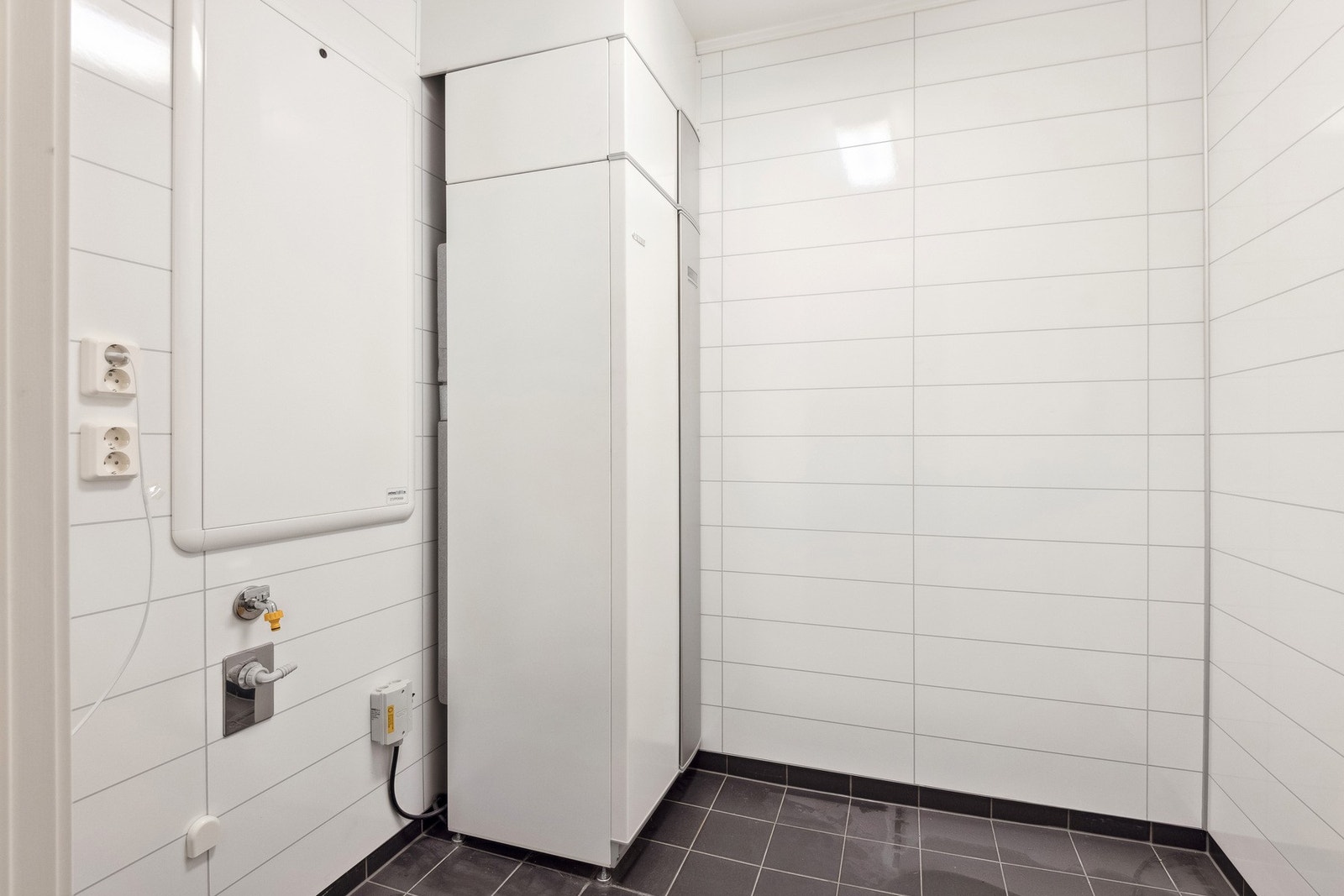 Teknisk rom/ vaskerom. Man kan fritt velge om man vil ha vaskemaskinen på badet eller på teknisk rom/vaskerom, da det er uttak til vaskemaskin på begge rommene. Galleribilde