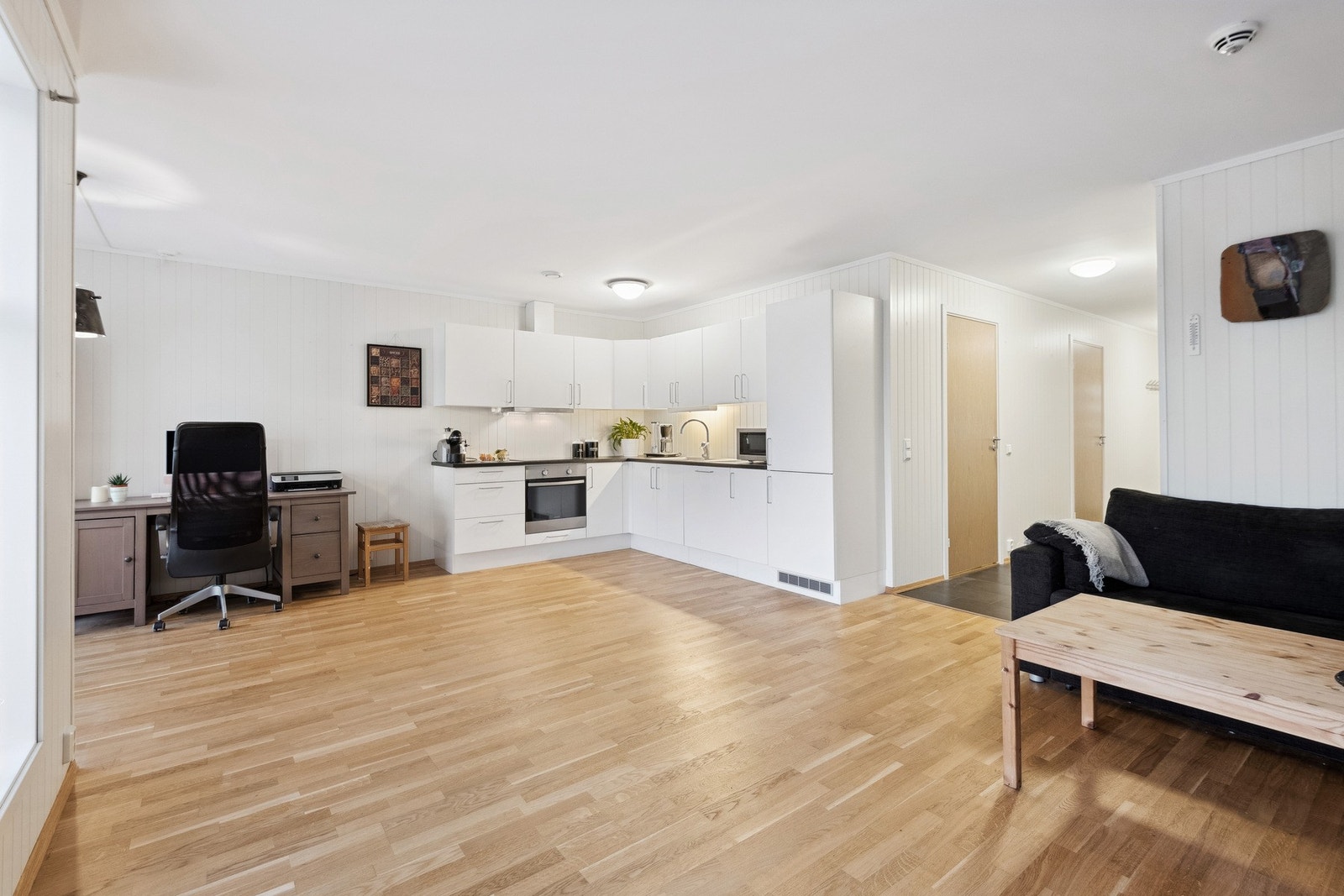 Kjøkkenet har integrerte hvitevarer som medfølger i handelen. Galleribilde