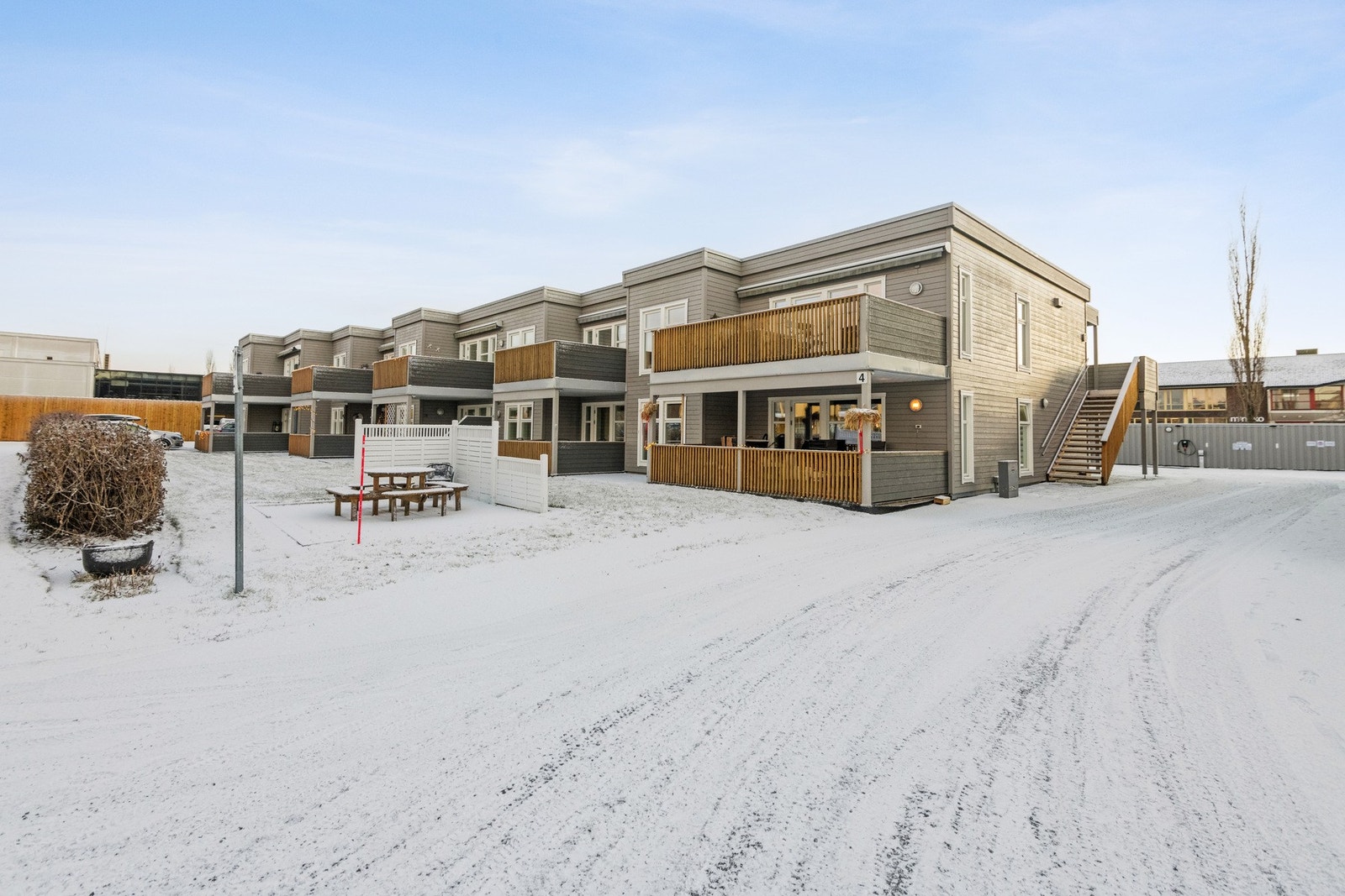 Pent opparbeidet fellesareal med plen og fellesbenk. Galleribilde