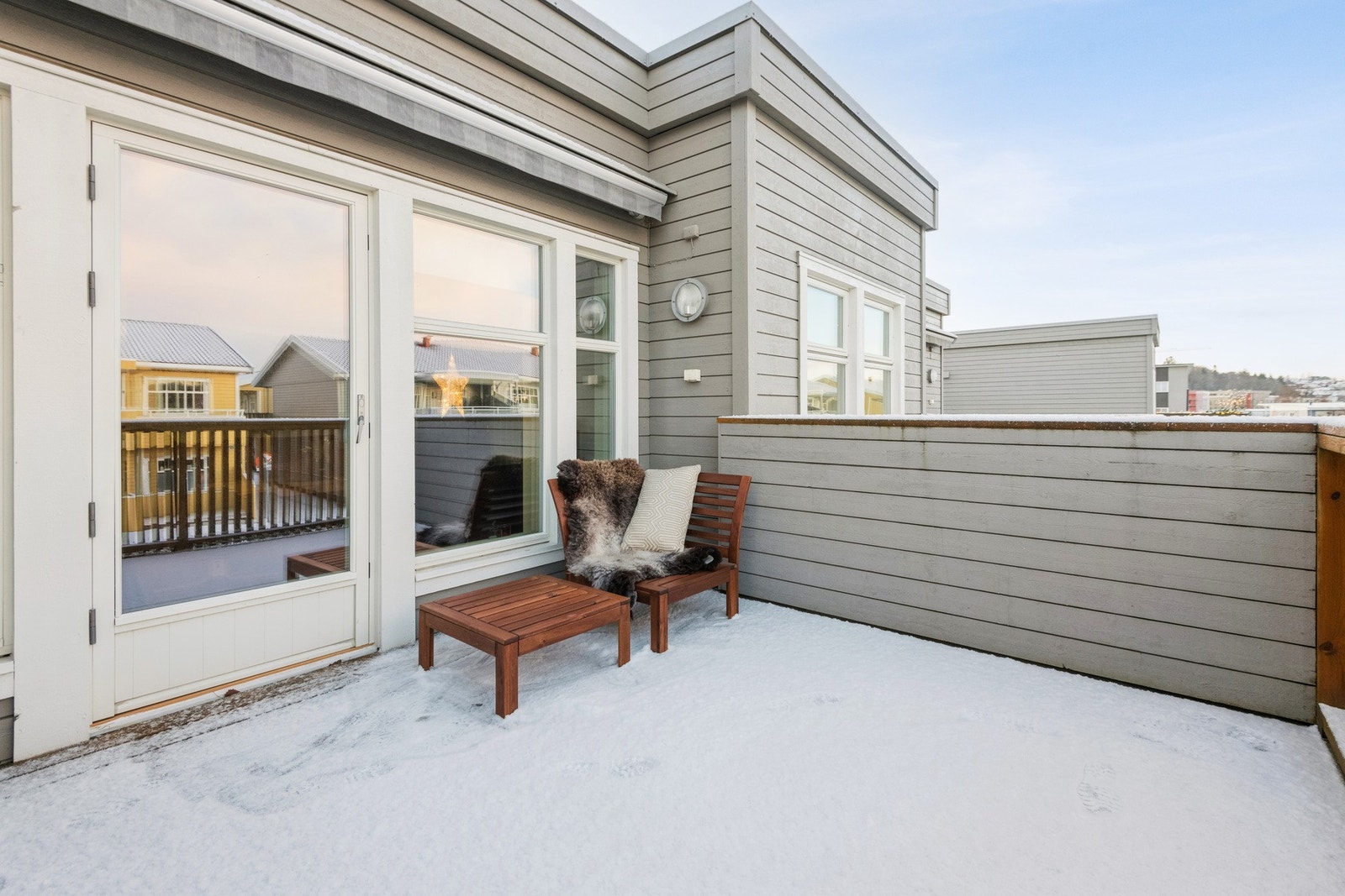 Tett rekkverk på siden slik at man får litt skjerming mot naboen. Galleribilde