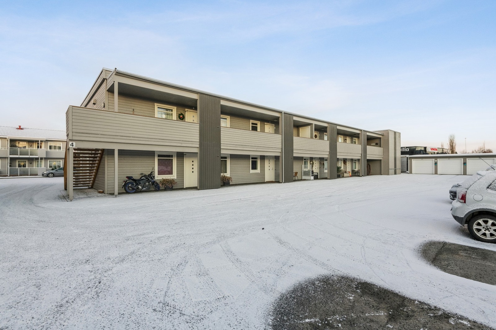 Parkering på merket oppstillingsplass utenfor boligen med strømuttak (ikke for elbil). Galleribilde