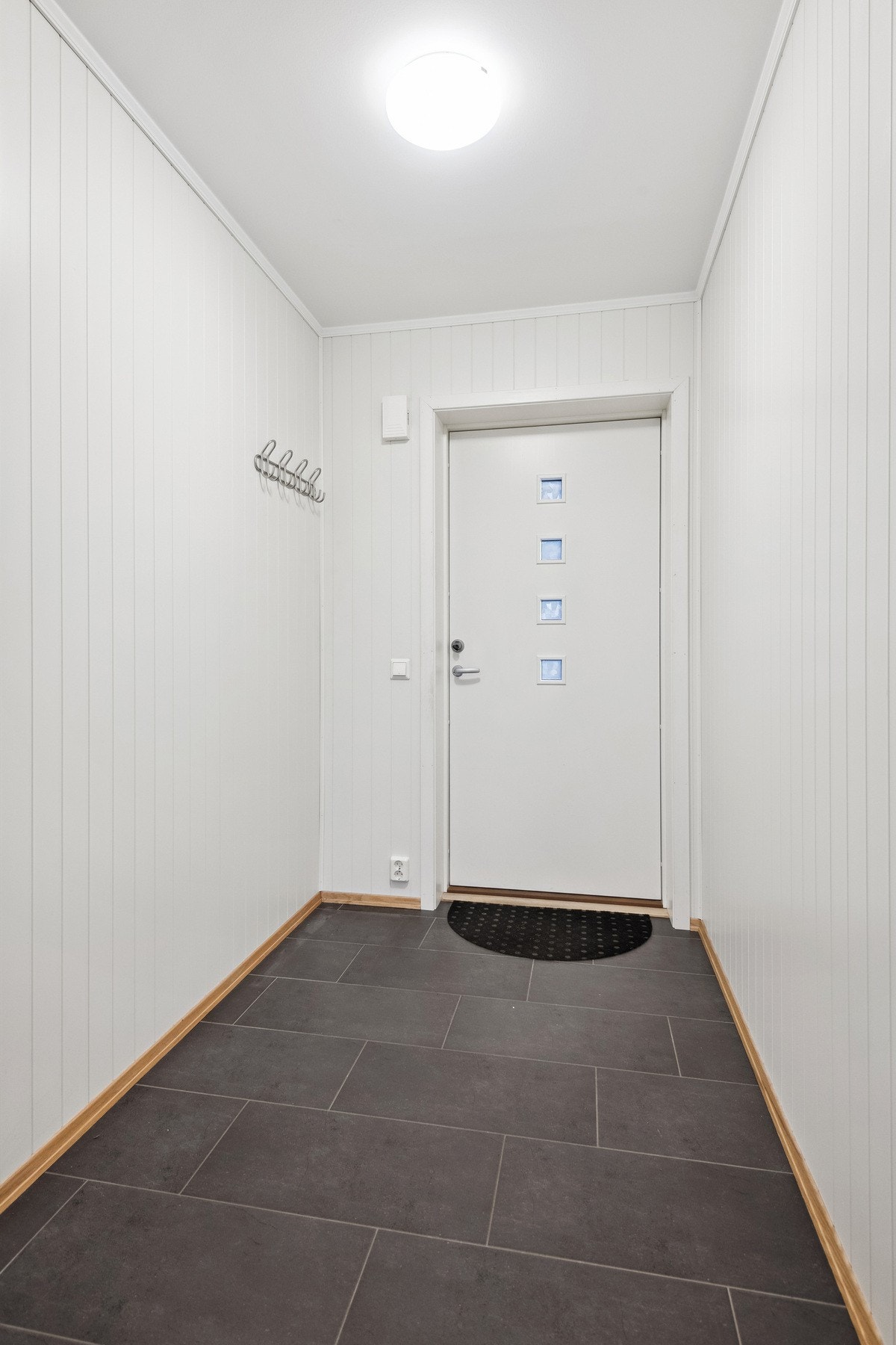 Flislagt gang med gulvvarme. Galleribilde