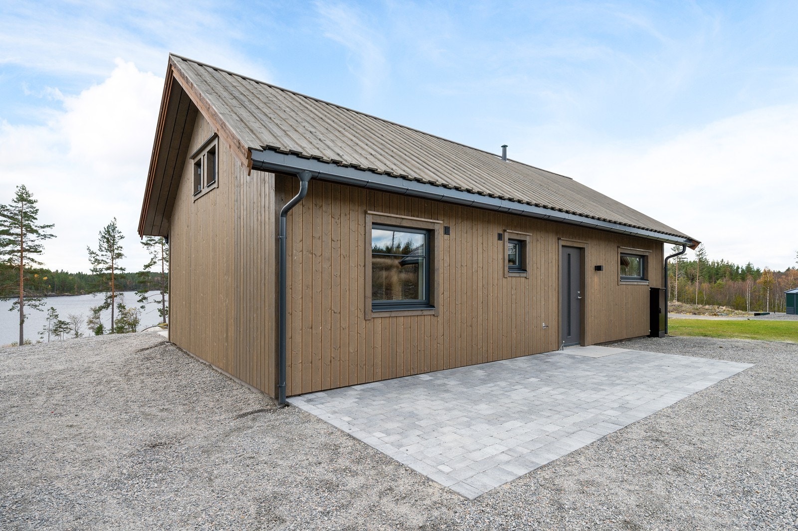 Ved hyttas inngangsparti er det et steinbelagt dekke med god plass til utemøblement. Galleribilde