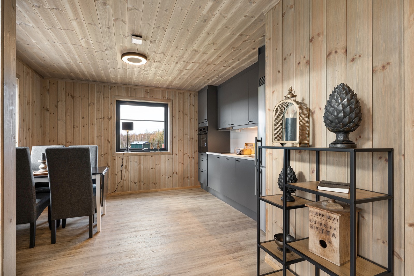 Hvitevarer som koketopp og stekeovn er integrert.
Det er opplegg for oppvaskmaskin og avsatt plass til kjøleskap. Galleribilde