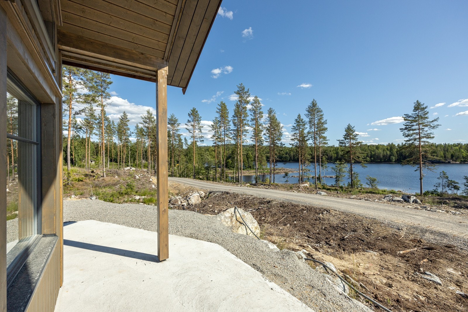 Det er vakker og fredfull utsikt mot innsjøen. Galleribilde