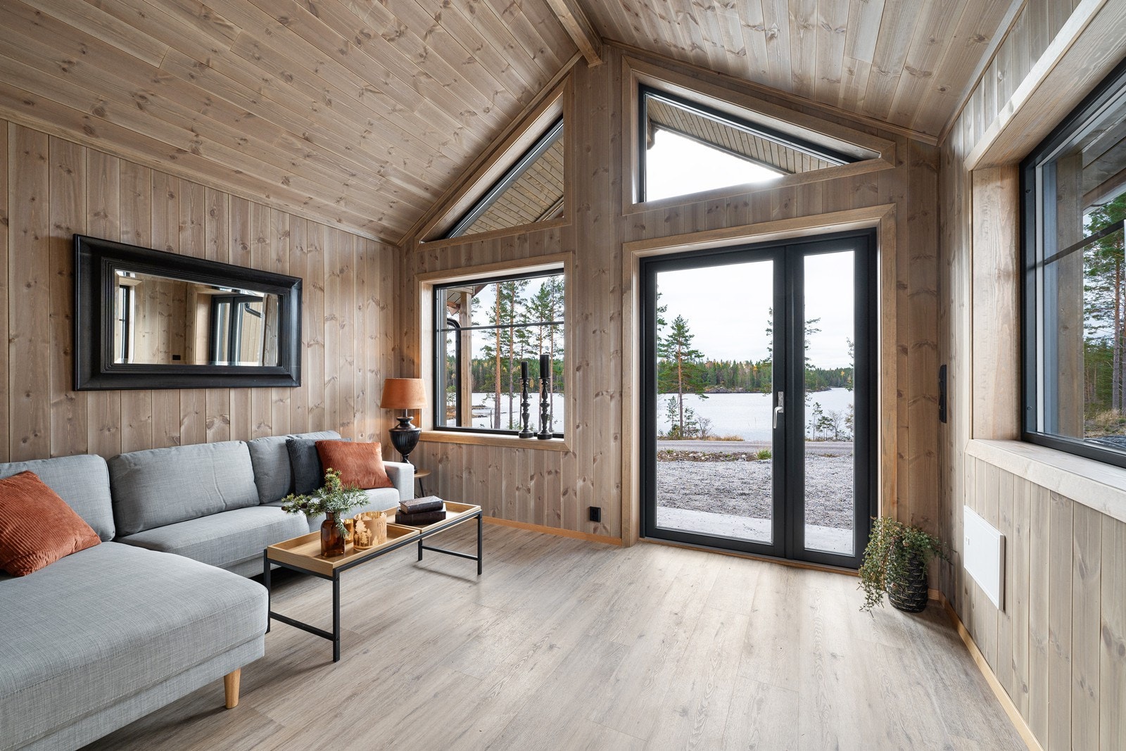 Stuen er en fin miniatyrutgave av stuen i hovedhytta. Galleribilde