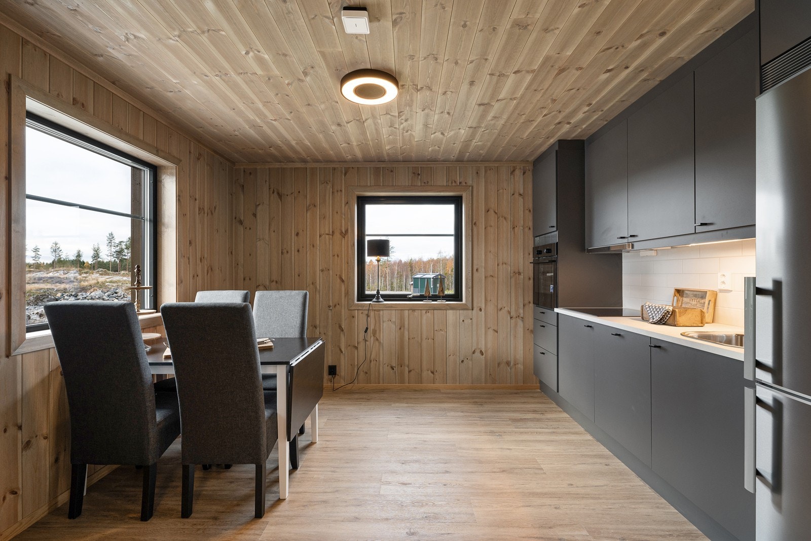 Det er fint utsyn og lysinnfall via vinduer på to sider. Galleribilde