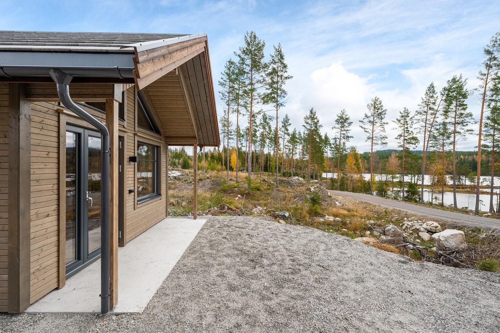 Områdene mellom de tre byggene på eiendommen er gruslagte. Galleribilde