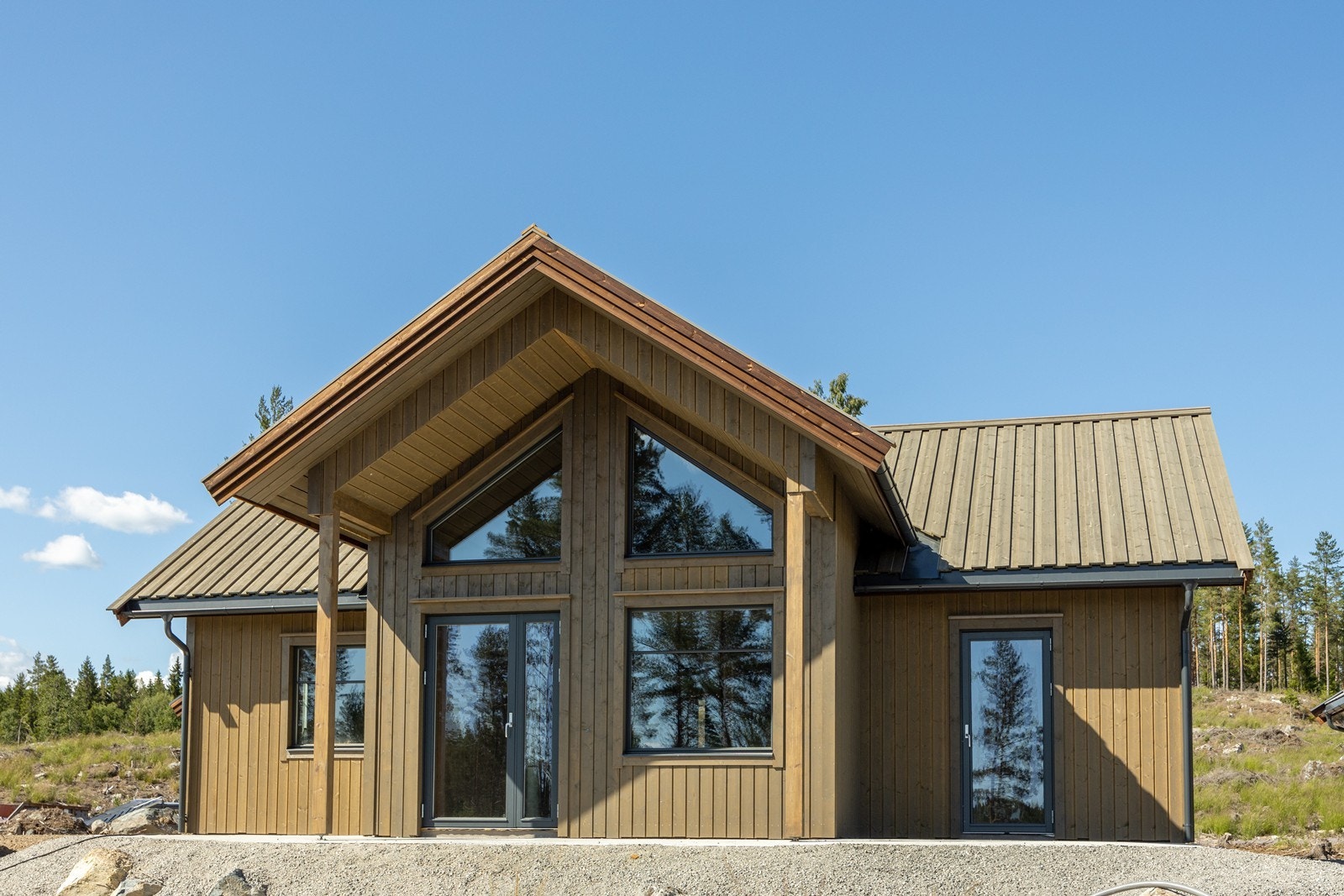 Hytta har til dels overbygde, støpte og solrike uteplasser. Galleribilde