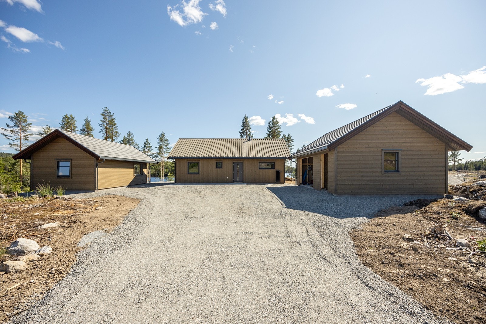 De tre byggene på eiendommen danner et lite tun. Galleribilde