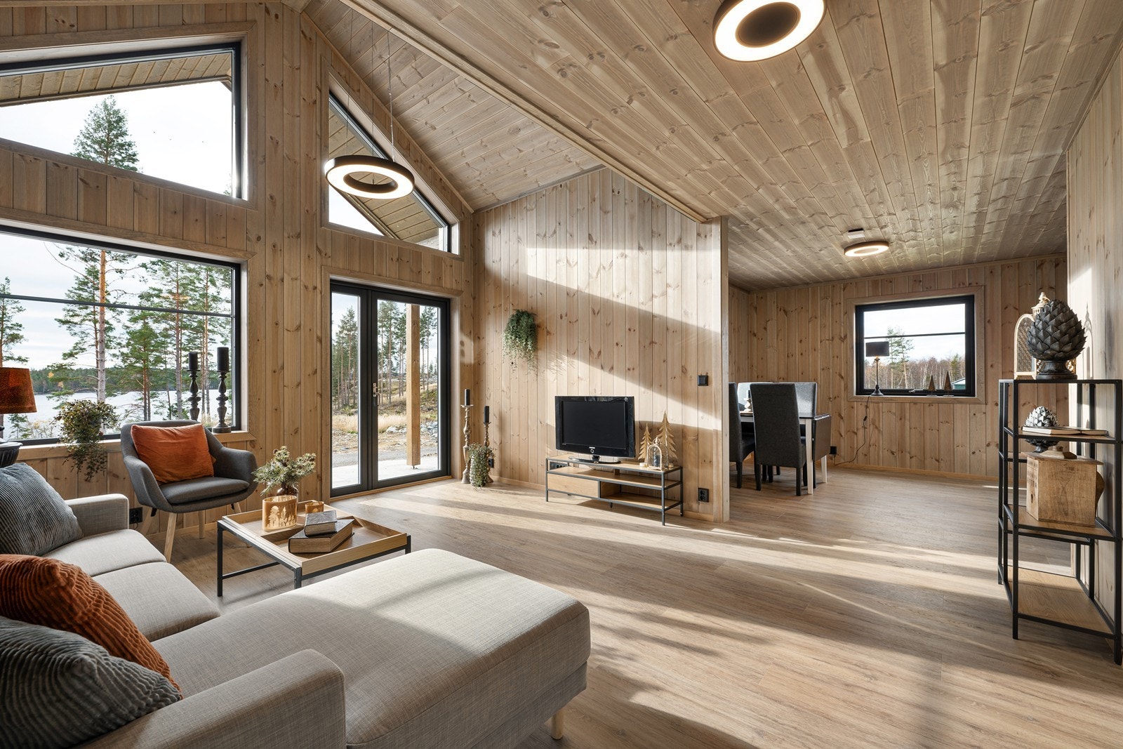 Hele rommet har enstavs parkettgulv med lun gulvvarme. Galleribilde