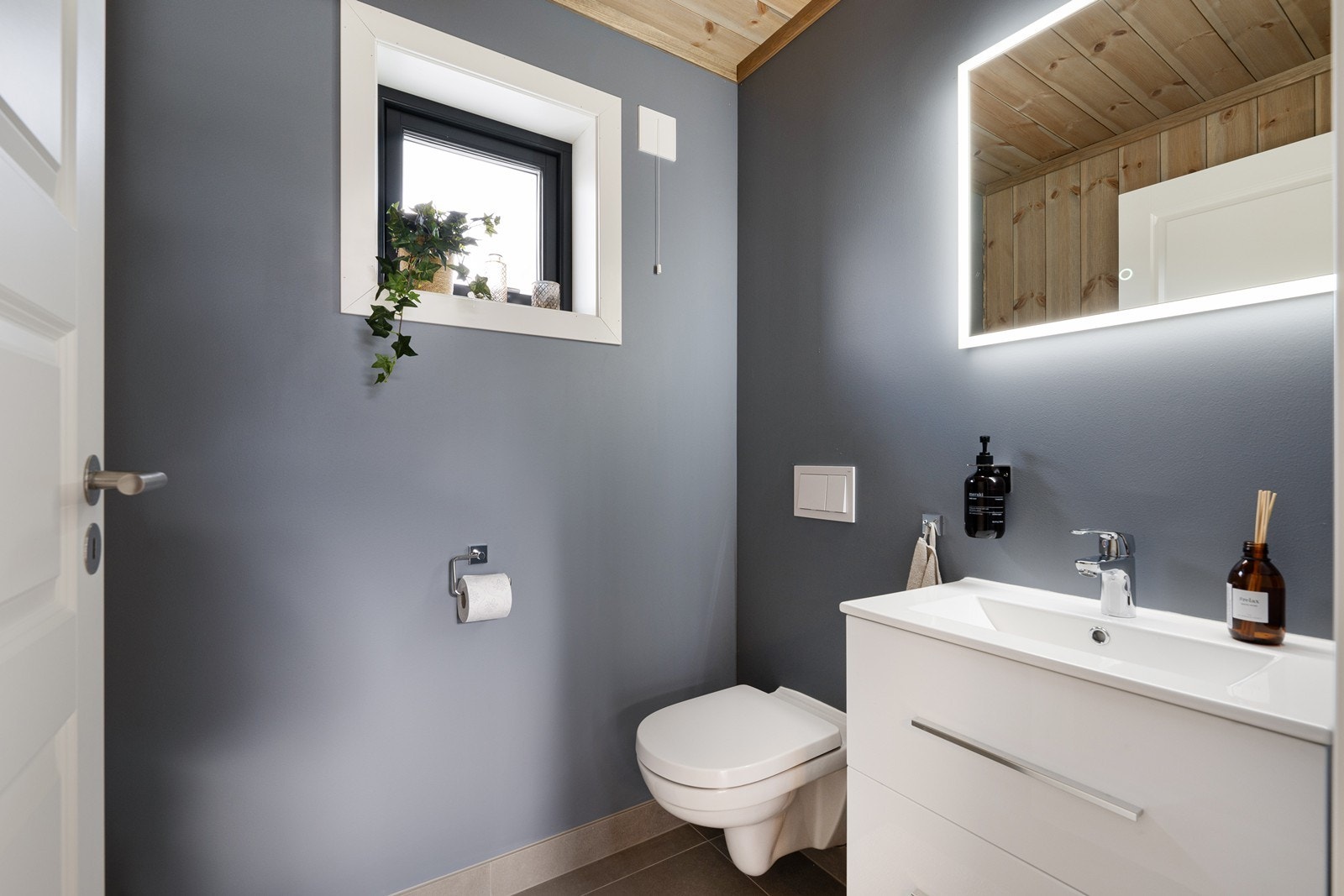 Et separat og praktisk toalettrom ligger også i hyttas første etasje.
Både bad og toalettrom har lun gulvvarme. Galleribilde