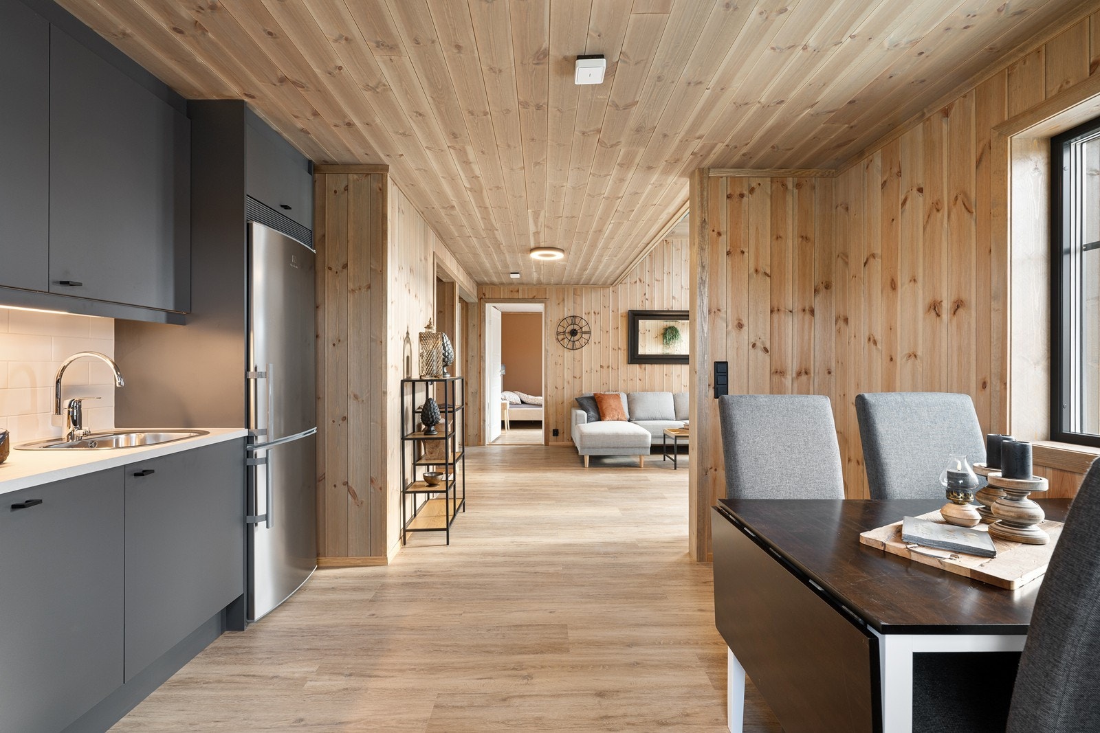 Til tross for den åpne løsningen ligger kjøkkenet noe tilbaketrukket fra stuesonen. Galleribilde