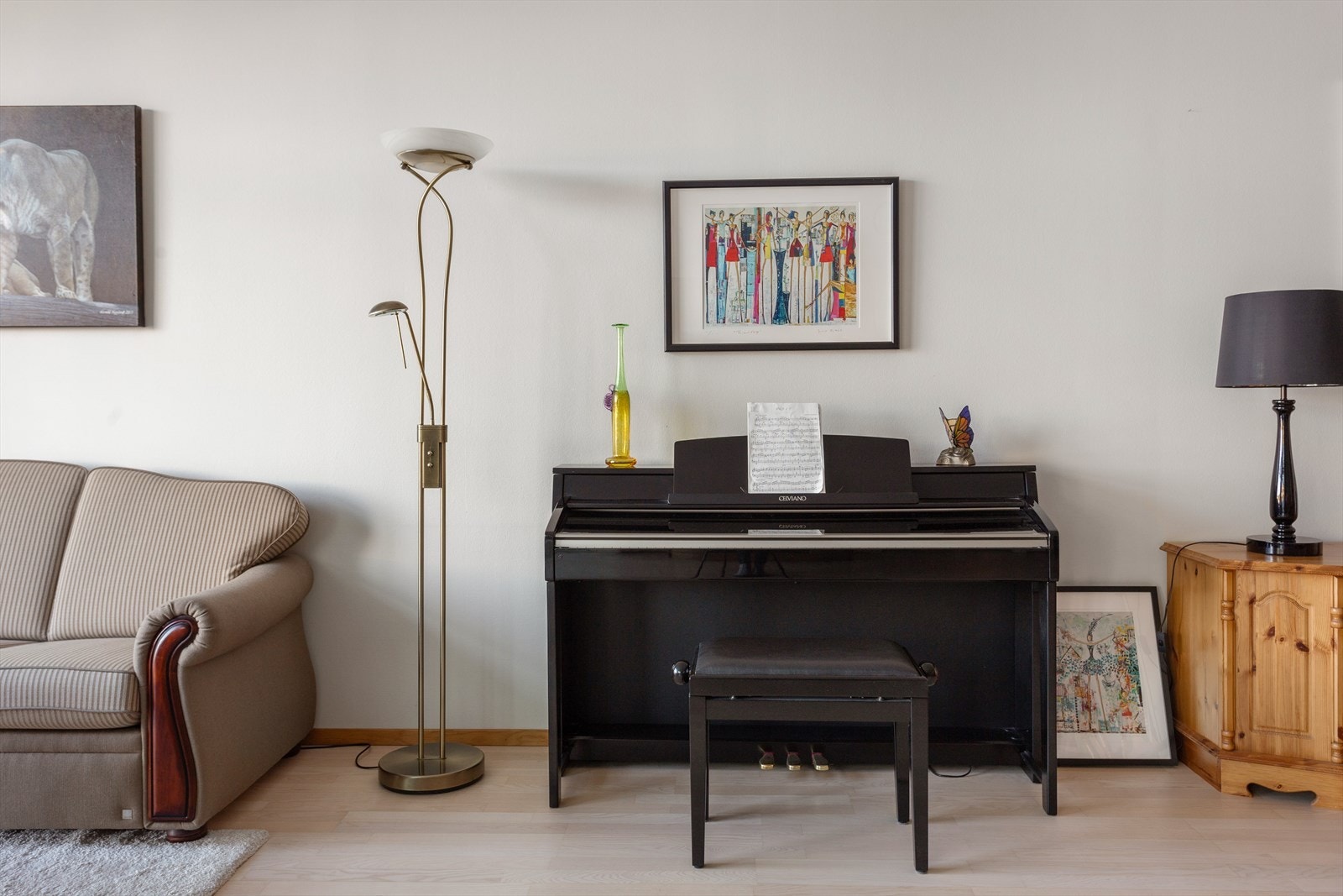 Stuen er innredet med parkett på gulv og lyse vegger av malt tapet. Galleribilde