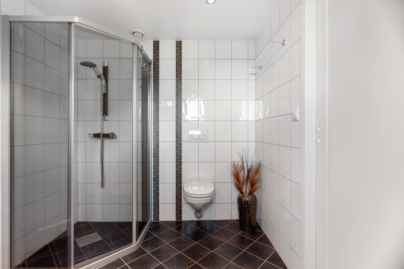 Badet er helfliset med elektriske varmekabler Galleribilde