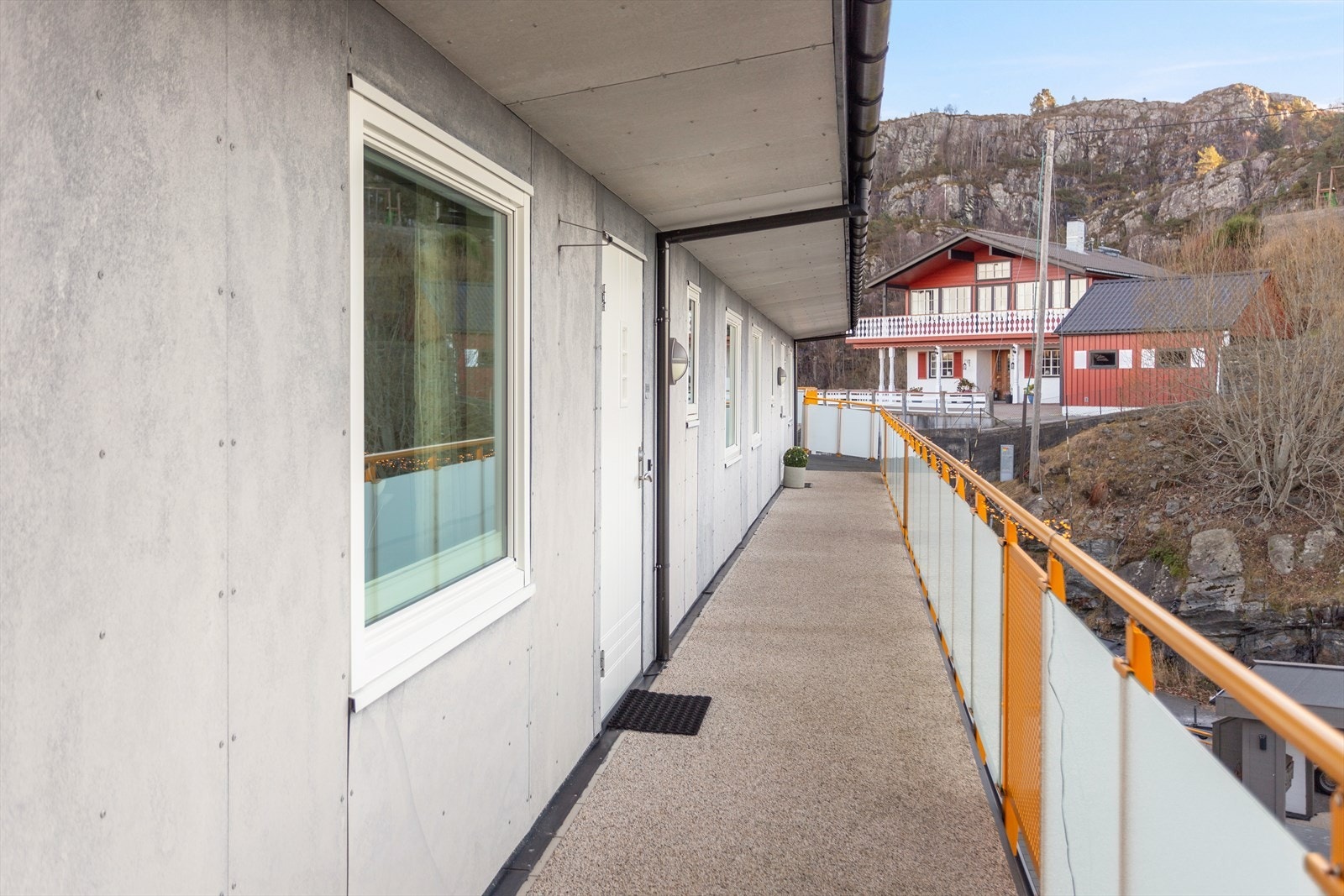Tilkomst til leiligheten i byggets 3. etasje. Det er også heis i bygget som tar deg opp til etasjen Galleribilde