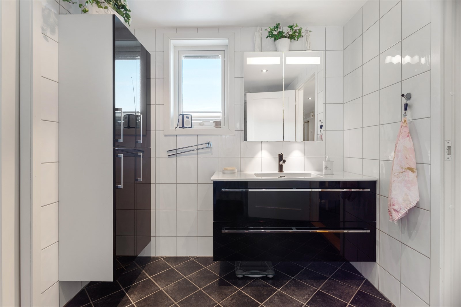 Badet er romslig med pen innredning og har balansert ventilasjon Galleribilde